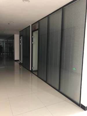 China Double Glazed Glass Panel Partition Acoustic Office With Intermediate Blinds supplier
